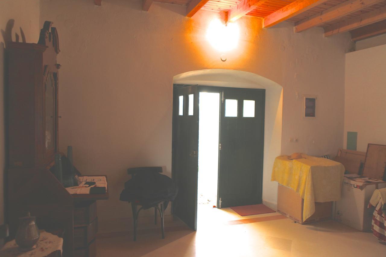 Country house Old Traditional House In Village Varypatades