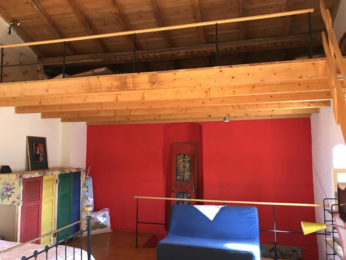 Country house Old Traditional House In Village Varypatades